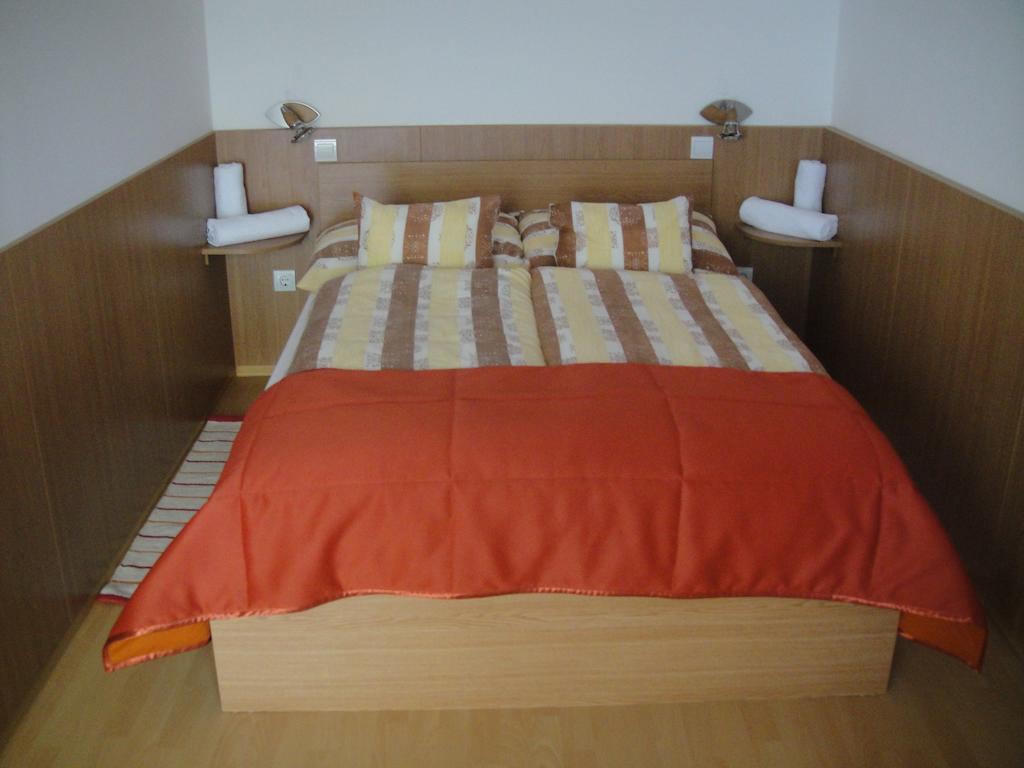 Paks Panzio Hotel ภายนอก รูปภาพ